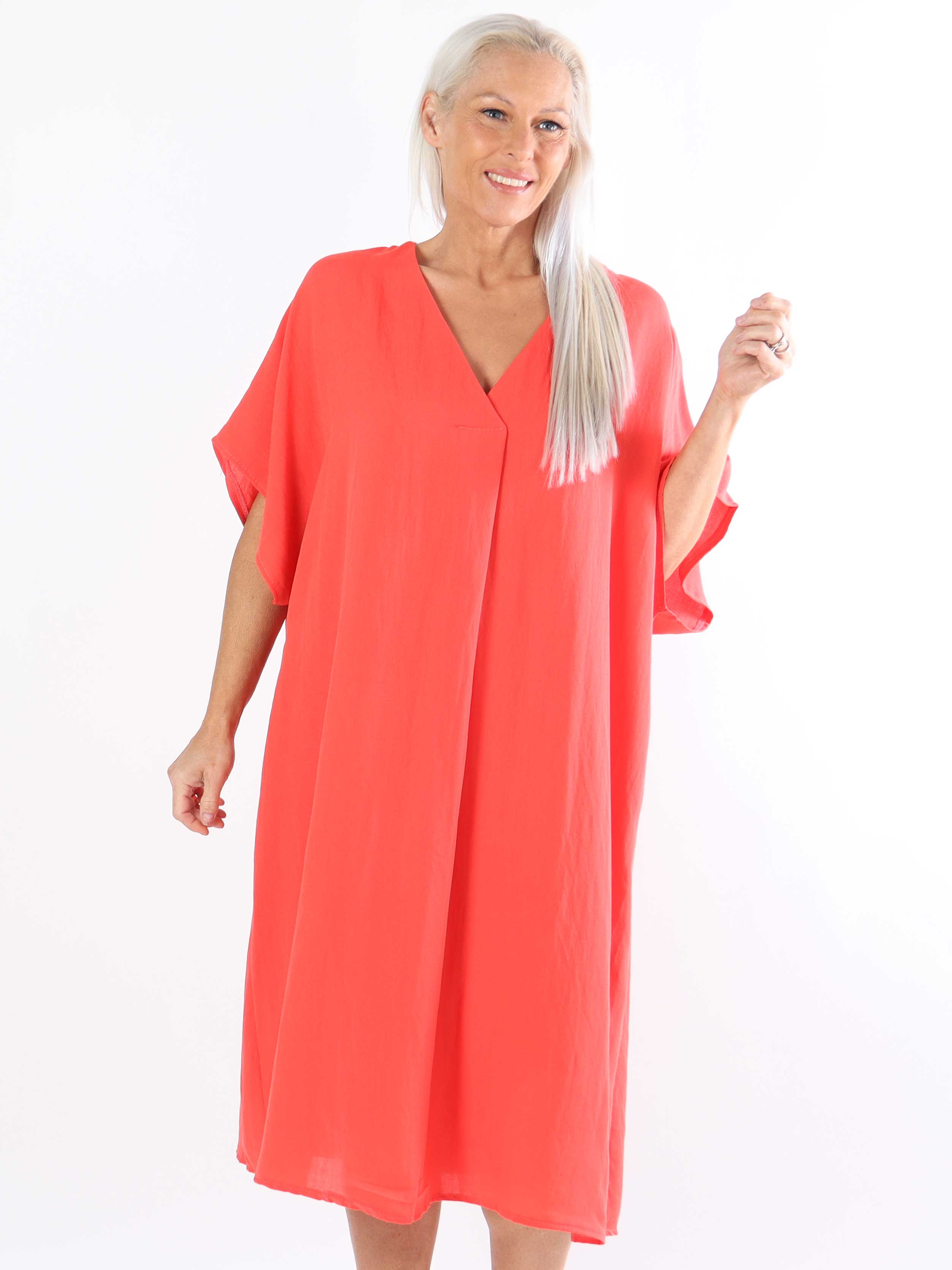 Astrid - Simpel plus size kjole med v-udskæring